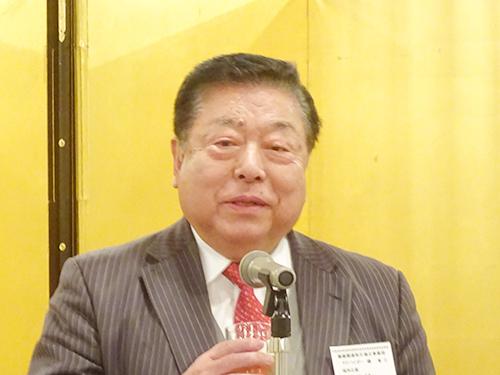 乾杯の音頭をとる天正堂の磯省三会長